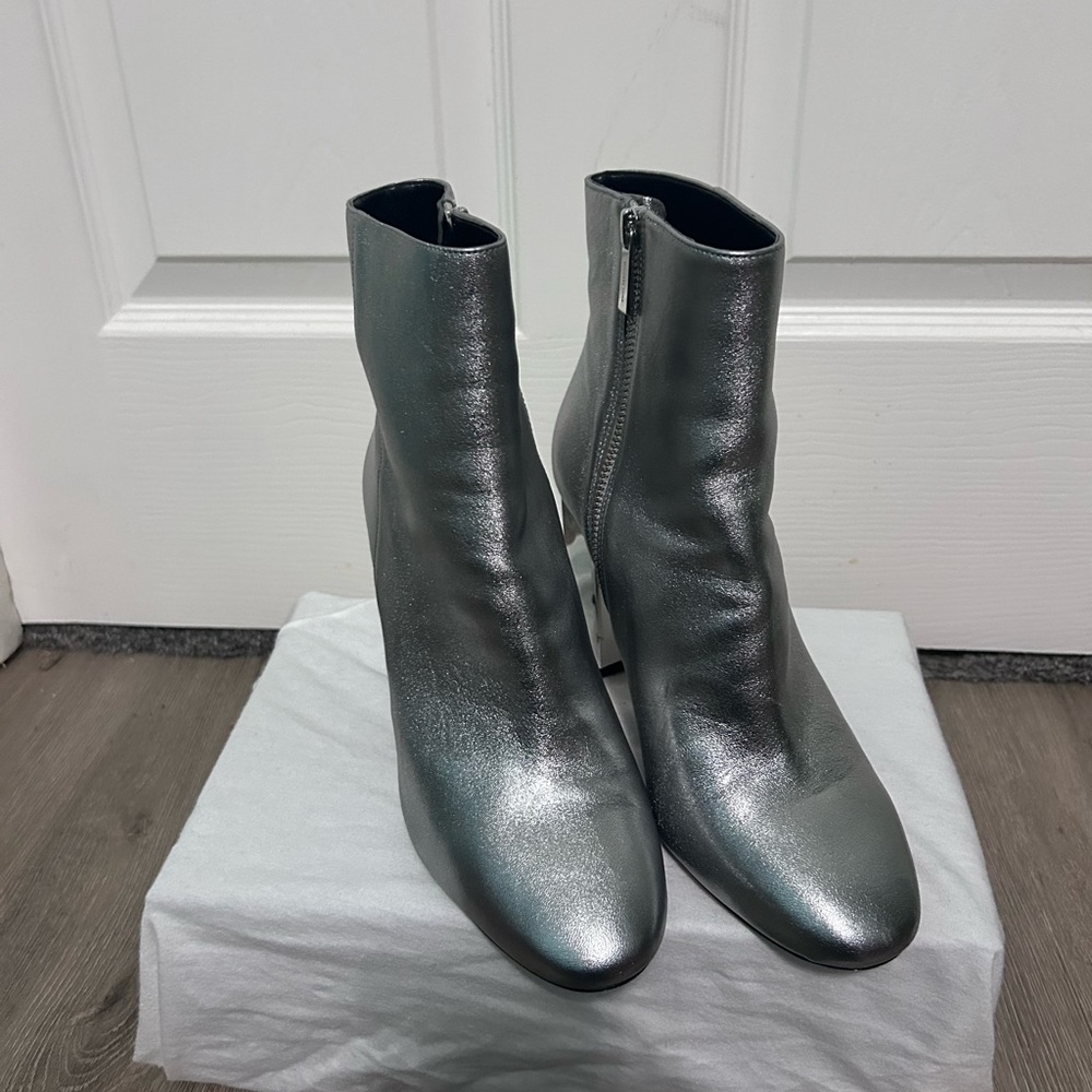 Petra bootie size 9. Preowned with a few scuffs that aren’t noticeable.